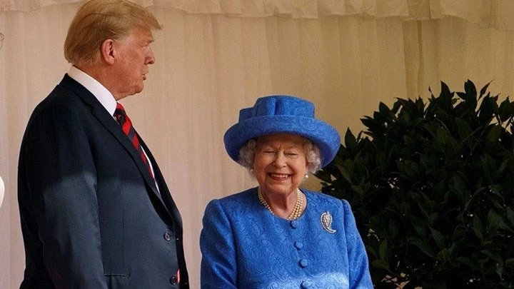 «Μήνυμα» έστειλε η βασίλισσα Ελισάβετ στον Τραμπ – Πώς έσπασε το πρωτόκολλο (εικόνες)